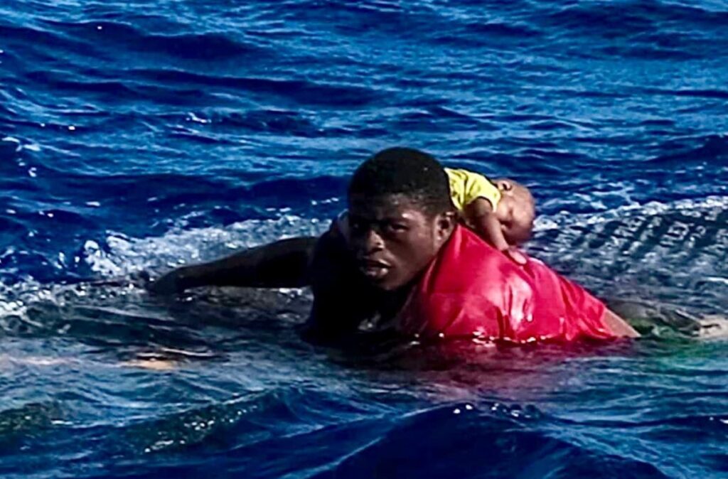 Migrante Ed Eroe Salva Bimba Dalle Onde Del Mediterraneo